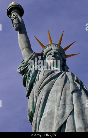 Profil de la Statue de la liberté réplique Française, Paris, France, le 1er août 2015 - a été donnée aux citoyens de Paris en Juillet 4, 1889 par les citoyens américains trois ans après que la France a donné la statue au USA et New York en 1886. Banque D'Images