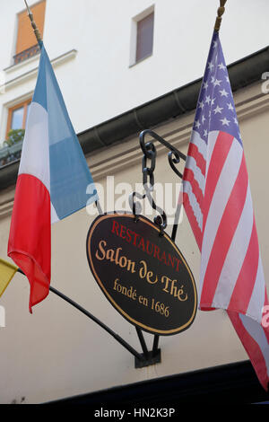 Le Café Procope à Paris avec des portraits des grands écrivains et politiciens révolutionnaire Benjamin Franklin, Jean Jacques Rousseau, Robespierre, Danton, Voltaire, d'Alembert, Diderot, Marat, Moliere la gravure, Paris, France - Août 2015 Banque D'Images