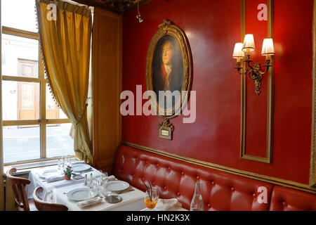 Le Café Procope à Paris de l'intérieur avec des portraits des grands écrivains et politiciens révolutionnaire Benjamin Franklin, Jean Jacques Rousseau, Robespierre, Danton, Voltaire, d'Alembert, Diderot, Marat, Moliere la gravure, Paris, France - Août 2015 Banque D'Images