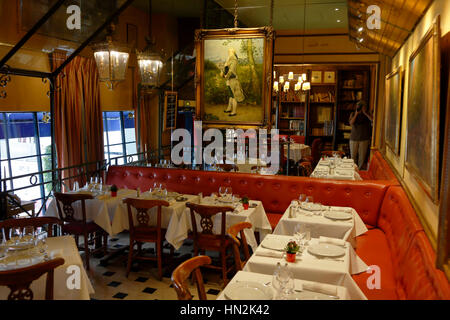 Le Café Procope à Paris de l'intérieur avec des portraits des grands écrivains et politiciens révolutionnaire Benjamin Franklin, Jean Jacques Rousseau, Robespierre, Danton, Voltaire, d'Alembert, Diderot, Marat, Moliere la gravure, Paris, France - Août 2015 Banque D'Images