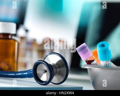 Close-up d'échantillons de sang et d'un stéthoscope sur un bureau du médecin. Banque D'Images