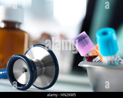 Close-up d'échantillons de sang et d'un stéthoscope sur un bureau du médecin. Banque D'Images