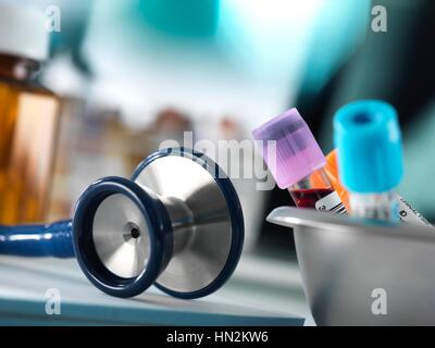 Close-up d'échantillons de sang et d'un stéthoscope sur un bureau du médecin. Banque D'Images