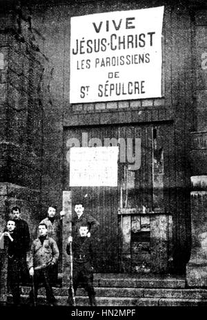 La séparation de l'église et l'état en France : inventaire des biens de l'église de portes forcé une église Décembre 1906 France Banque D'Images