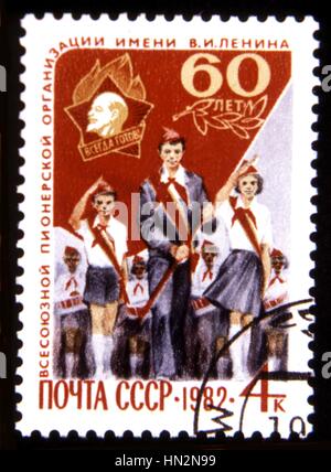 Timbre-poste commémorant le 60e anniversaire de la création de l'URSS 1982 Mouvement des pionniers Collection privée Banque D'Images