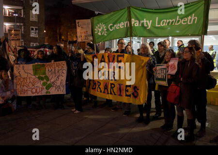 Les résidents et les militants contre la fermeture par le conseil de Lambeth de la bibliothèque Carnegie de protestation devant la réunion du comité de planification de l'arrondissement, le 7 février 2017, au Centre communautaire de Bolney Meadow, dans le sud de Londres, en Angleterre. Entrepreneur loisirs GLL a reçu le feu vert pour exécuter l'100 ans, bâtiment de Herne Hill comme un pay-to-go sport dans le sous-sol excavé, une installation qui veulent quelques sections locales, préférant une bibliothèque bien fournie avec des livres et des bibliothécaires. 12 600 € a été donné par l'American philanthrope Andrew Carnegie pour aider à construire la bibliothèque qui a ouvert ses portes en 1906. C'est un bel exemple Banque D'Images