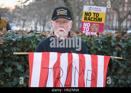 Vétéran du Vietnam qui fréquentent le Anti-Trump la démonstration, l'ambassade américaine, Grosvenor Square, London.UK Banque D'Images