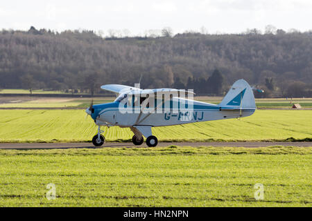 Piper PA-22-108 Colt taxiing à Wellesbourne Airfield, Warwickshire, UK (G-ARNJ) Banque D'Images