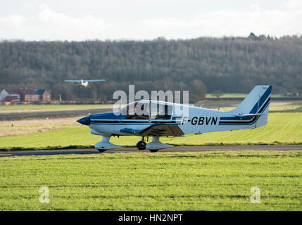 Robin DR400-180 taxiing à Wellesbourne Airfield, Warwickshire, UK (F-GBVN) Banque D'Images