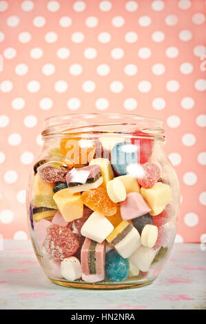 Variété de bonbons dans un bocal Banque D'Images