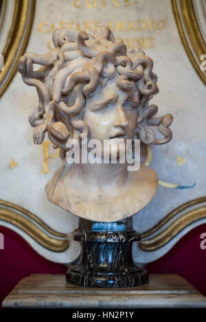 Rome. L'Italie. Buste en marbre sculpture de la Gorgone Méduse de la mythologie grecque, par Gian Lorenzo Bernini (1598-1680), ca. 1644-1648. Les musées du Capitole. Banque D'Images