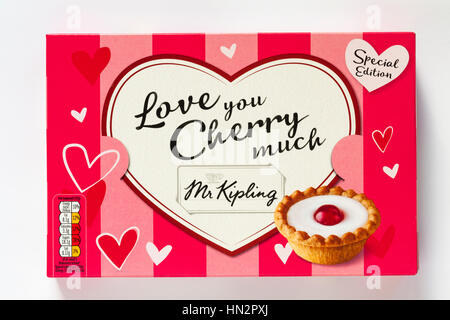 Fort de l'édition spéciale Mr Kipling aime beaucoup Cerise Tartelettes Bakewell prêt pour la Saint-Valentin isolé sur fond blanc Banque D'Images