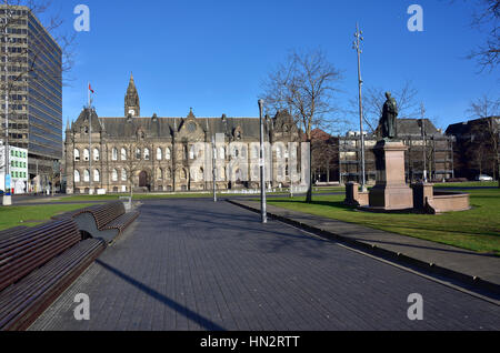 Middlesbrough Hôtel de ville avec la statue de Sir Samuel Alexander Sadler Banque D'Images