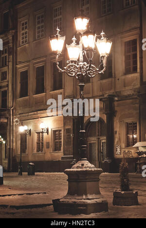 Lampe Vintage dans la rue dans la vieille ville européenne au winter Night Banque D'Images
