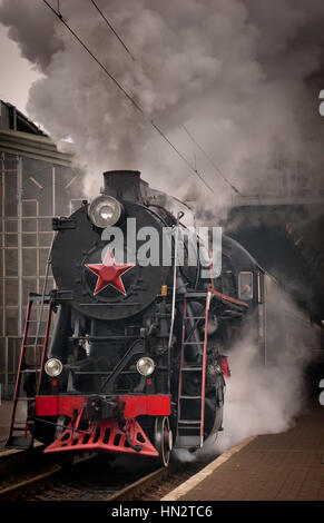 Vieille locomotive à vapeur aller à la route - l'Ukraine, Lviv Banque D'Images