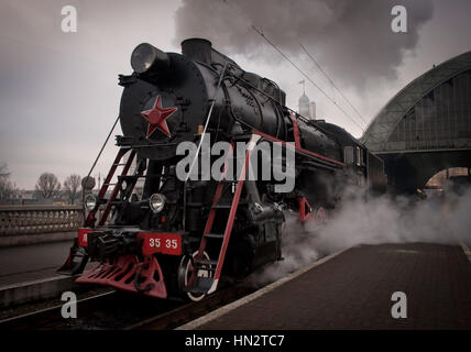 Vieille locomotive à vapeur aller à la route - l'Ukraine, Lviv Banque D'Images