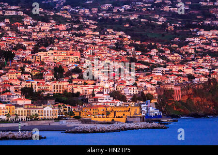 Vue sur Funchal depuis la mer au crépuscule notamment Museu de Arte Contemporânea - Fortaleza de Santiago , Madeira Banque D'Images