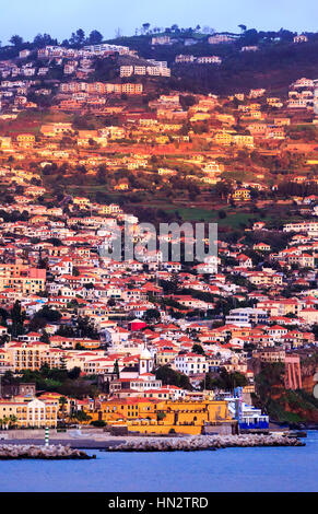 Vue sur Funchal depuis la mer au crépuscule notamment Museu de Arte Contemporânea - Fortaleza de Santiago , Madeira Banque D'Images