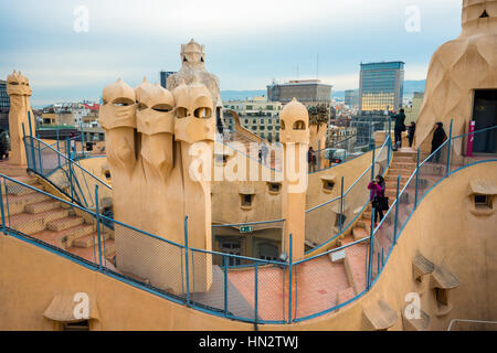 Barcelone, Guadi est la Pedrera (Casa Mila) sur le toit avec ses cheminées, Catalogne, Espagne Banque D'Images