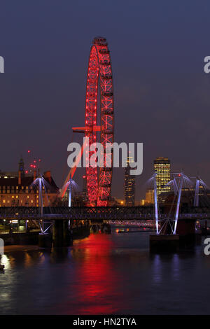 Le London Eye sur la rive sud de la Tamise près de Westminster Bridge. Londres, Angleterre. Banque D'Images