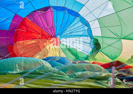 Hot Air Balloon gonfler vue de l'intérieur, le contre-jour Banque D'Images