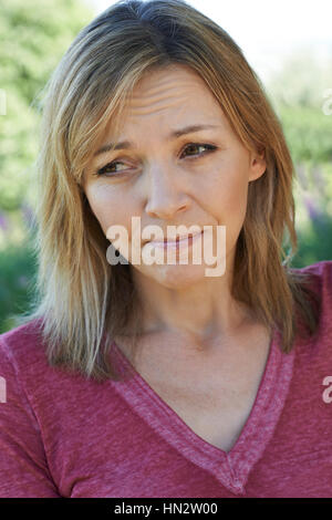 Head and shoulders Portrait of young woman concernés Banque D'Images