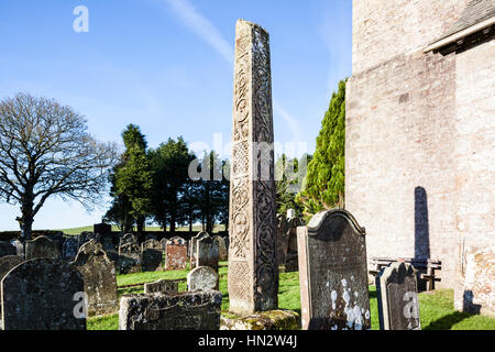 La 7e siècle croix anglo-saxon dans le cimetière de St Cuthberts église de Bewcastle, Cumbria UK Banque D'Images