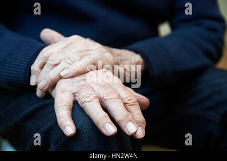 Close Up of Senior Man souffrant avec Diesease Parkinsons Banque D'Images