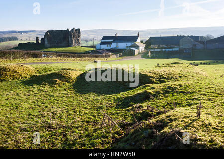 Le château médiéval vue depuis les vestiges du fort romain (Fanum Cocidi) à Bewcastle, Cumbria UK Banque D'Images