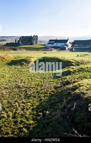 Le château médiéval vue depuis les vestiges du fort romain (Fanum Cocidi) à Bewcastle, Cumbria UK Banque D'Images