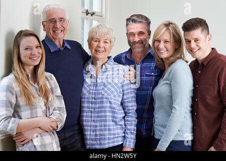Portrait de famille à la maison Multi Generation Banque D'Images