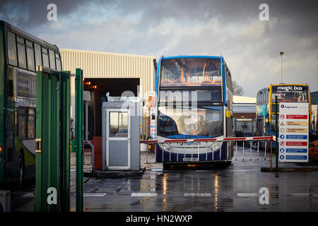 Un double decker bus Stagecoach opérateurs bus depot Wythenshawe de Manchester, Angleterre, RU passé le Garage yards signe. Banque D'Images