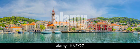 Panorama côtier de petite place pittoresque sur l'île de Brac au cœur de la Dalmatie, Croatie région Europe. Banque D'Images