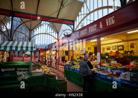 Les légumes fruits et légumes à Stockport décrochage Marché Couvert Marché Hall pour commerçants indépendants à l'intérieur de ce bâtiment historique du centre-ville de Stockport dans C Banque D'Images