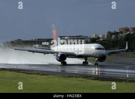 Boeing 757 de Delta Airlines à l'atterrissage sur une piste très humide à Sint Maarten (SXM) Banque D'Images