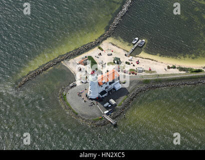 Vue aérienne de la superbe phare, une caractéristique remarquable sur la péninsule de Marken en Hollande Banque D'Images