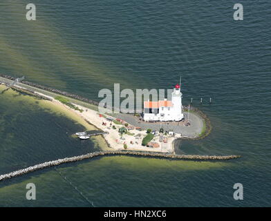 Vue aérienne de la superbe phare, une caractéristique remarquable sur la péninsule de Marken en Hollande Banque D'Images