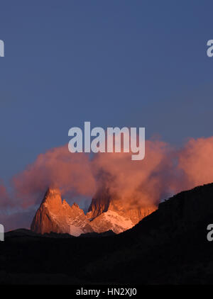 Lever du soleil sur le Mont Fitz Roy en Patagonie, Argentine. Banque D'Images