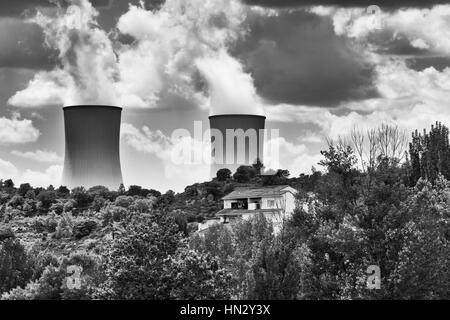 Vue de la centrale nucléaire en Espagne. Castilla la Mancha, Guadalajara. Le 'Smoke' venant de l'est de la vapeur d'eau des tours de refroidissement Banque D'Images