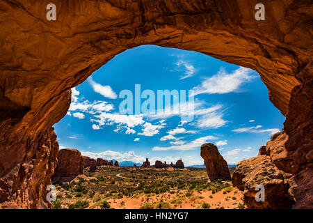 Une vue sur la vallée grâce au Double Arch dans Arches National Park, Utah. Banque D'Images