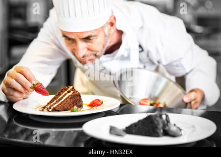 Libre d'une male pastry chef decorating desserts dans la cuisine Banque D'Images