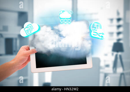 Côté masculin holding tablet contre un modèle pose sur la table Banque D'Images