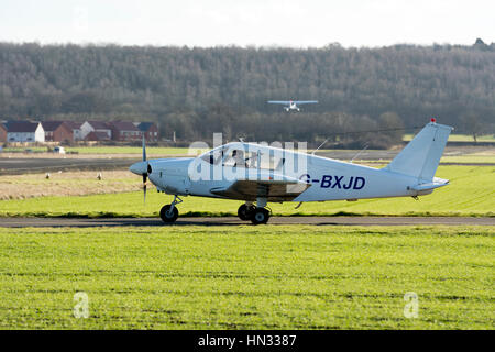 Piper PA-28-180 taxiing à Wellesbourne Airfield, Warwickshire, UK (G-BXJD) Banque D'Images