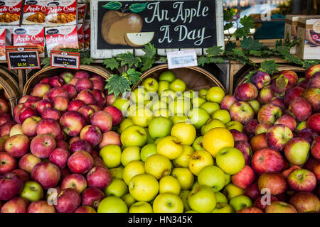 Le marché de pays de Troyer écran apple store à Berlin, Ohio, USA. Banque D'Images