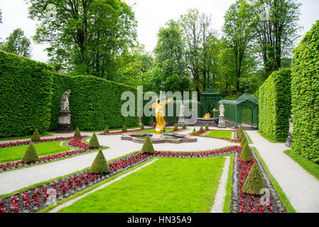 Ettal, Allemagne - le 5 juin 2016 : Fontaine ange dans le côté jardin du château de Linderhof. La Bavière, Allemagne. Banque D'Images