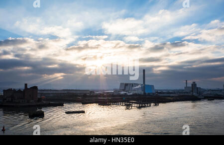 Le port de Dublin skyline avec pigeonnier et de l'incinérateur en vue. Banque D'Images