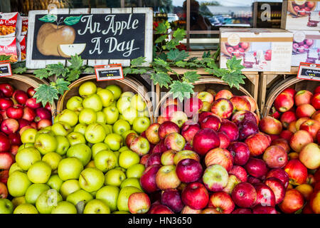 Le marché de pays de Troyer écran apple store à Berlin, Ohio, USA. Banque D'Images