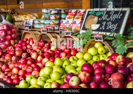 Le marché de pays de Troyer écran apple store à Berlin, Ohio, USA. Banque D'Images