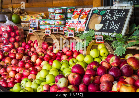 Le marché de pays de Troyer écran apple store à Berlin, Ohio, USA. Banque D'Images