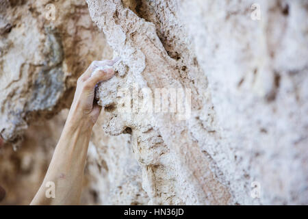 Close up of Climber's main sur falaise Banque D'Images